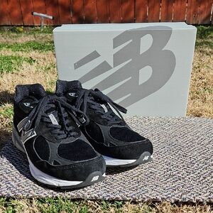 New Balance Black Sneakers